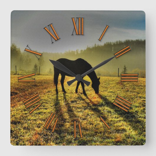 霧のフィールドで日の出で馬の放牧の写真 スクエア壁時計 (正面)