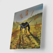 霧のフィールドで日の出で馬の放牧の写真 スクエア壁時計 (傾斜)