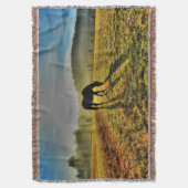 霧のフィールドで日の出で馬の放牧の写真 スローブランケット (正面縦)