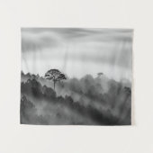 霧のマツ森林の大きい木 タペストリー (正面(横))