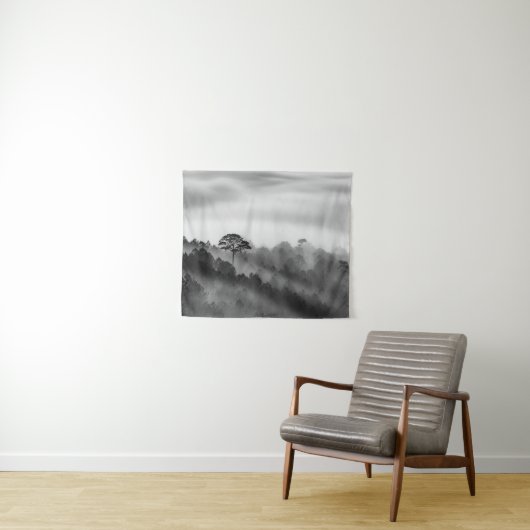 霧のマツ森林の大きい木 タペストリー (インサイチュ(横))