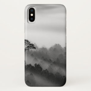 霧のマツ森林の大きい木 iPhone X ケース