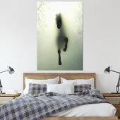 霧のランニング多い森の中の黒馬の馬 キャンバスプリント (インサイチュ (寝室))