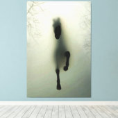 霧のランニング多い森の中の黒馬の馬 キャンバスプリント (インサイチュ (ウッドフロア))