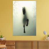 霧のランニング多い森の中の黒馬の馬 キャンバスプリント (インサイチュ (リビング))