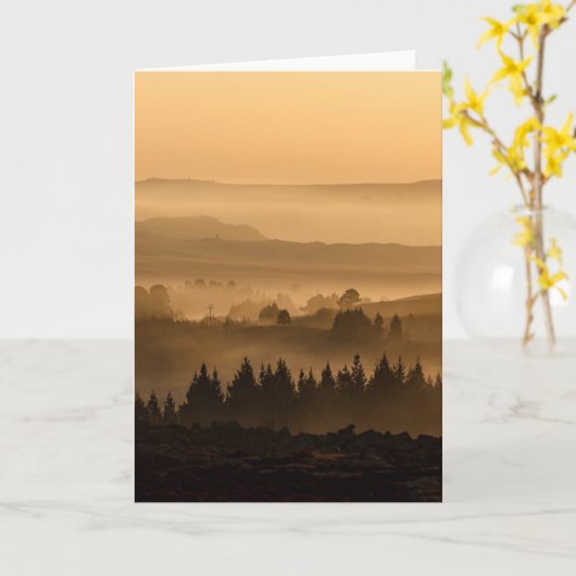 霧の丘の風景転が上の日の出 カード (黄色い花)