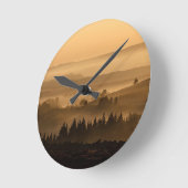 霧の丘の風景転が上の日の出 ラウンド壁時計 (傾斜)