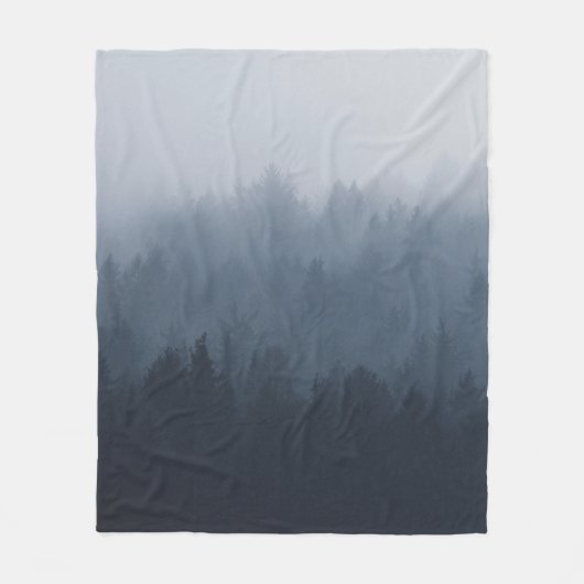 霧の中に森がある山 フリースブランケット (正面)