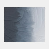 霧の中に森がある山 フリースブランケット (正面(横))