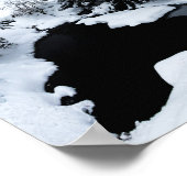 霧の中に消え去る雪池と木 ポスター (角)