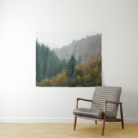 霧の中に消え去る霧に覆われた秋の森 タペストリー (インサイチュ(横))