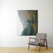 霧の中に消え去る霧に覆われた秋の森 タペストリー (インサイチュ)