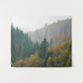 霧の中に消え去る霧に覆われた秋の森 タペストリー (正面(横))