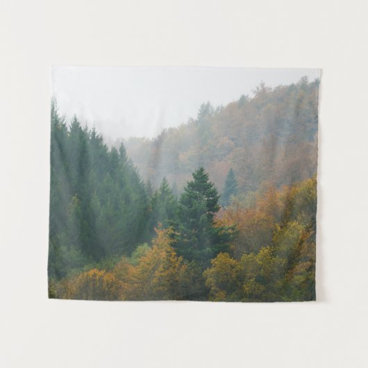 霧の中に消え去る霧に覆われた秋の森 タペストリー (正面(横))