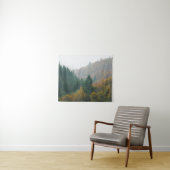 霧の中に消え去る霧に覆われた秋の森 タペストリー (インサイチュ(横))