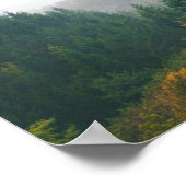 霧の中に消え去る霧に覆われた秋の森 ポスター (角)