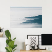 霧の中の丘の表示 ポスター (ホームオフィス)