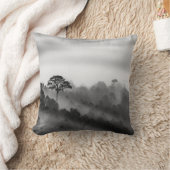 霧の中の松の木の大木 クッション (ブランケット)