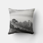 霧の中の松の木の大木 クッション (裏面)