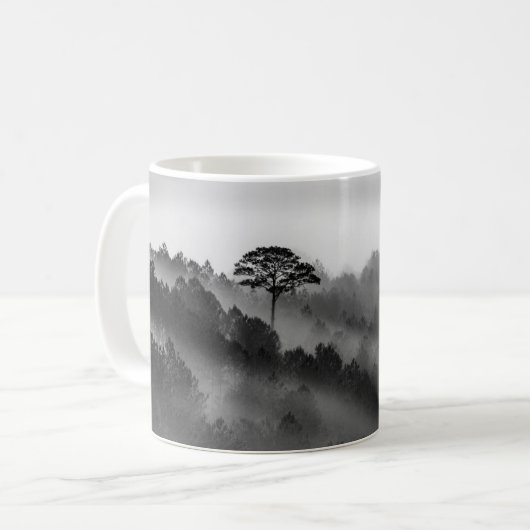 霧の中の松の木の大木 コーヒーマグカップ (正面左)