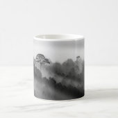 霧の中の松の木の大木 コーヒーマグカップ (中央)