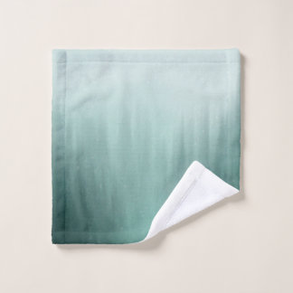 霧の中の水色の常緑絵画林 ウォッシュタオル