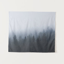 霧の中の神秘的な森 タペストリー