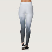 霧の中の神秘的な森 レギンス (裏面)