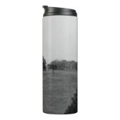 霧の中の美しい木と自然 タンブラー (回転右)