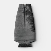 霧の中の美しい木と自然 ボトルクーラー (裏面)