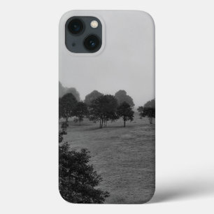 霧の中の美しい木と自然 iPhone 13ケース