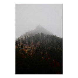 霧の中を突き抜ける美しい山のピーク ポスター