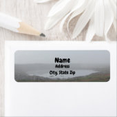 霧の入り江の池写真ビーチ風景モーニングフォグ ラベル (インサイチュ)