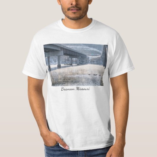 霧の冬の釣り Lake Taneycomo Tシャツ (正面)