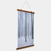 霧の凍ってい多い冬の森 吊り下げ型タペストリー (傾斜あり)