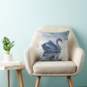 霧の反射 | Moody Dusty Blue Swan on Lake クッション (椅子)