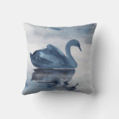 霧の反射 | Moody Dusty Blue Swan on Lake クッション (裏面)