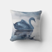 霧の反射 | Moody Dusty Blue Swan on Lake クッション (正面)