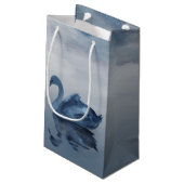 霧の反射 | Moody Dusty Blue Swan on Lake スモールペーパーバッグ (裏面アングル)