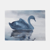 霧の反射 | Moody Dusty Blue Swan on Lake ドアマット (正面)