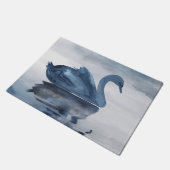 霧の反射 | Moody Dusty Blue Swan on Lake ドアマット (アングル)