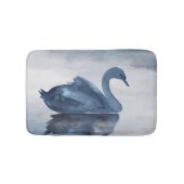 霧の反射 | Moody Dusty Blue Swan on Lake バスマット (正面)