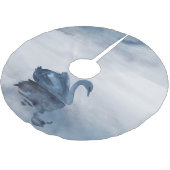 霧の反射 | Moody Dusty Blue Swan on Lake ブラッシュドポリエステルツリースカート (アングル)