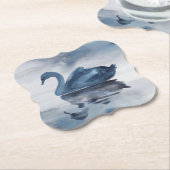 霧の反射 | Moody Dusty Blue Swan on Lake ペーパーコースター (アングル)