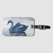 霧の反射 | Moody Dusty Blue Swan on Lake ラゲッジタグ (正面横)