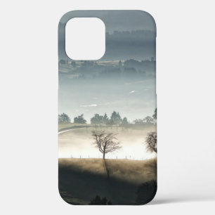 霧の多いスイスの田舎の風景 iPhone 12ケース