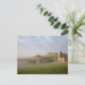 霧の多い冬の朝のクロスワイトレイク地区 ポストカード (スタンド正面)