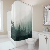 霧の多い天気の緑の松 シャワーカーテン (インサイチュ)