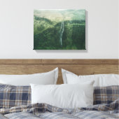 霧の多い天気の間の滝の空中写真 キャンバスプリント (インサイチュ (寝室))