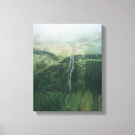 霧の多い天気の間の滝の空中写真 キャンバスプリント (正面)